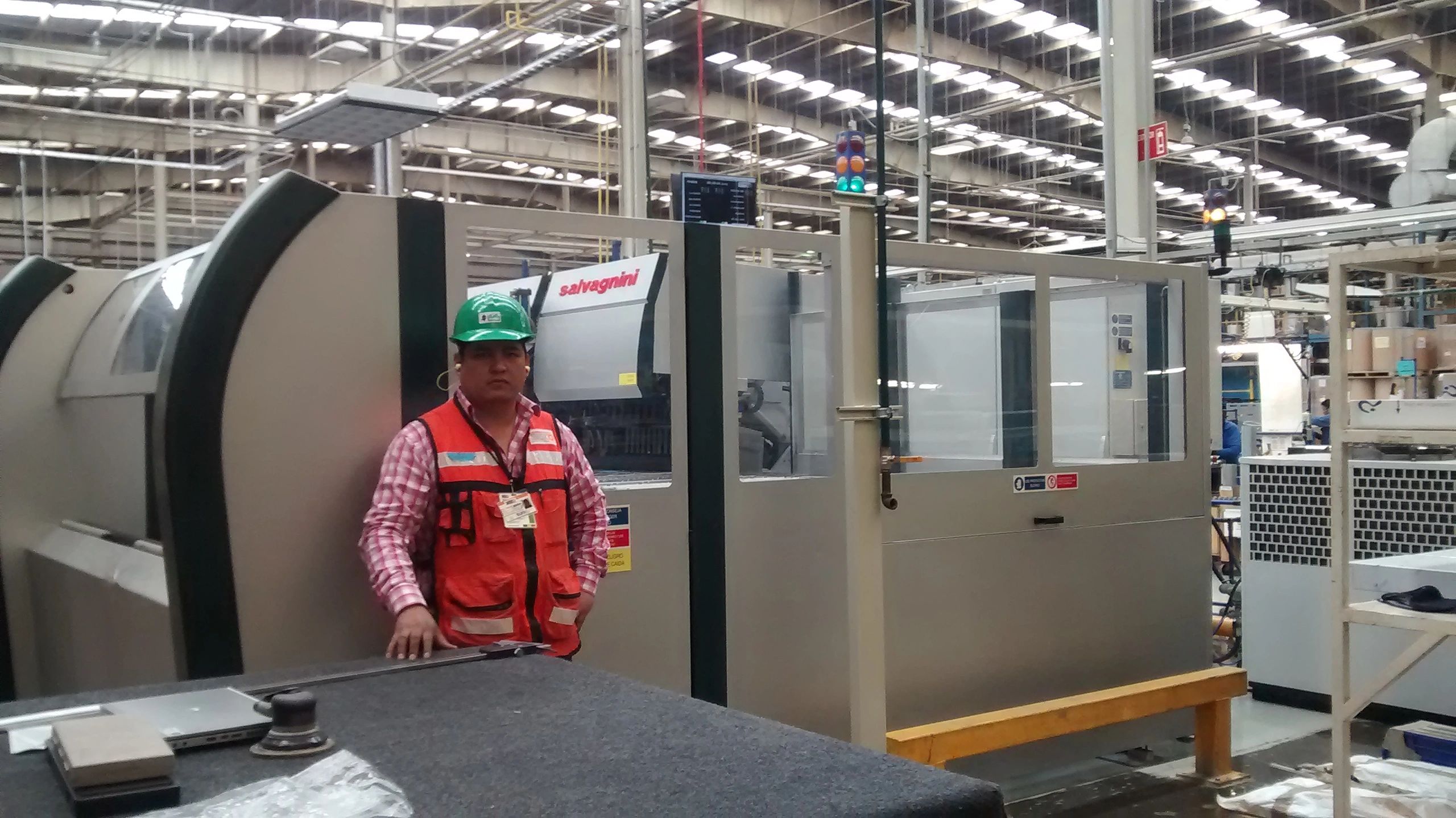 Trabajador junto a maquinaria industrial Salvagnini